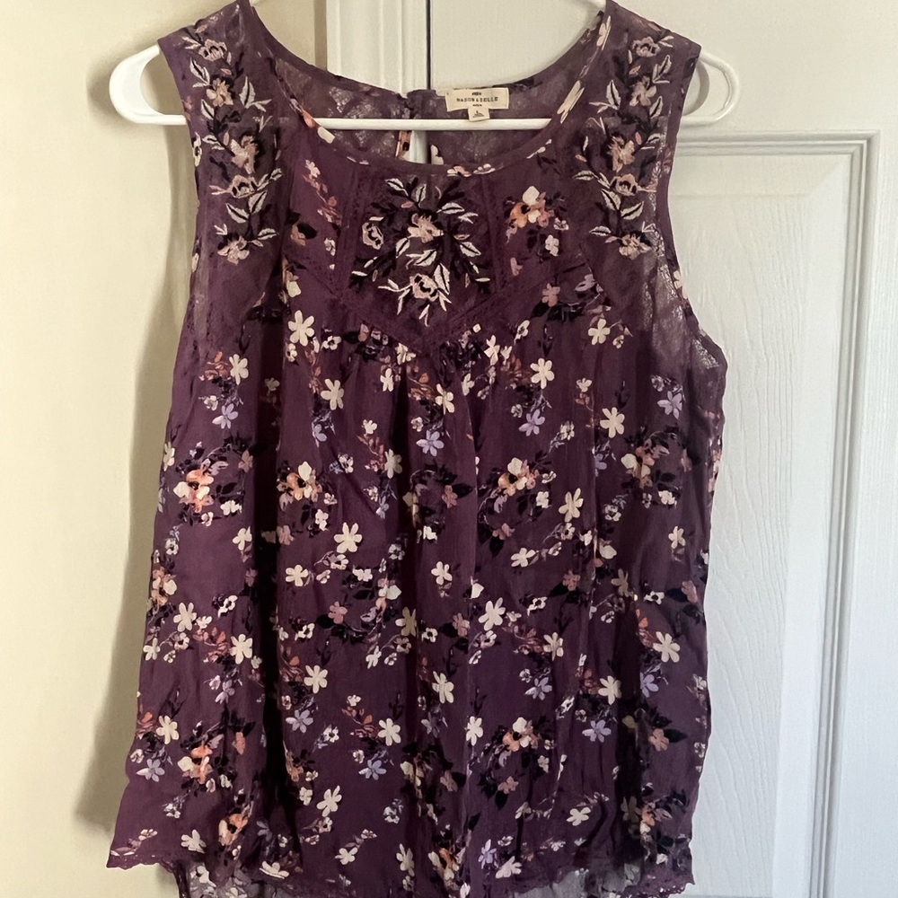 Sleeveless Floral Scoop-Neck Tank Top in Plum